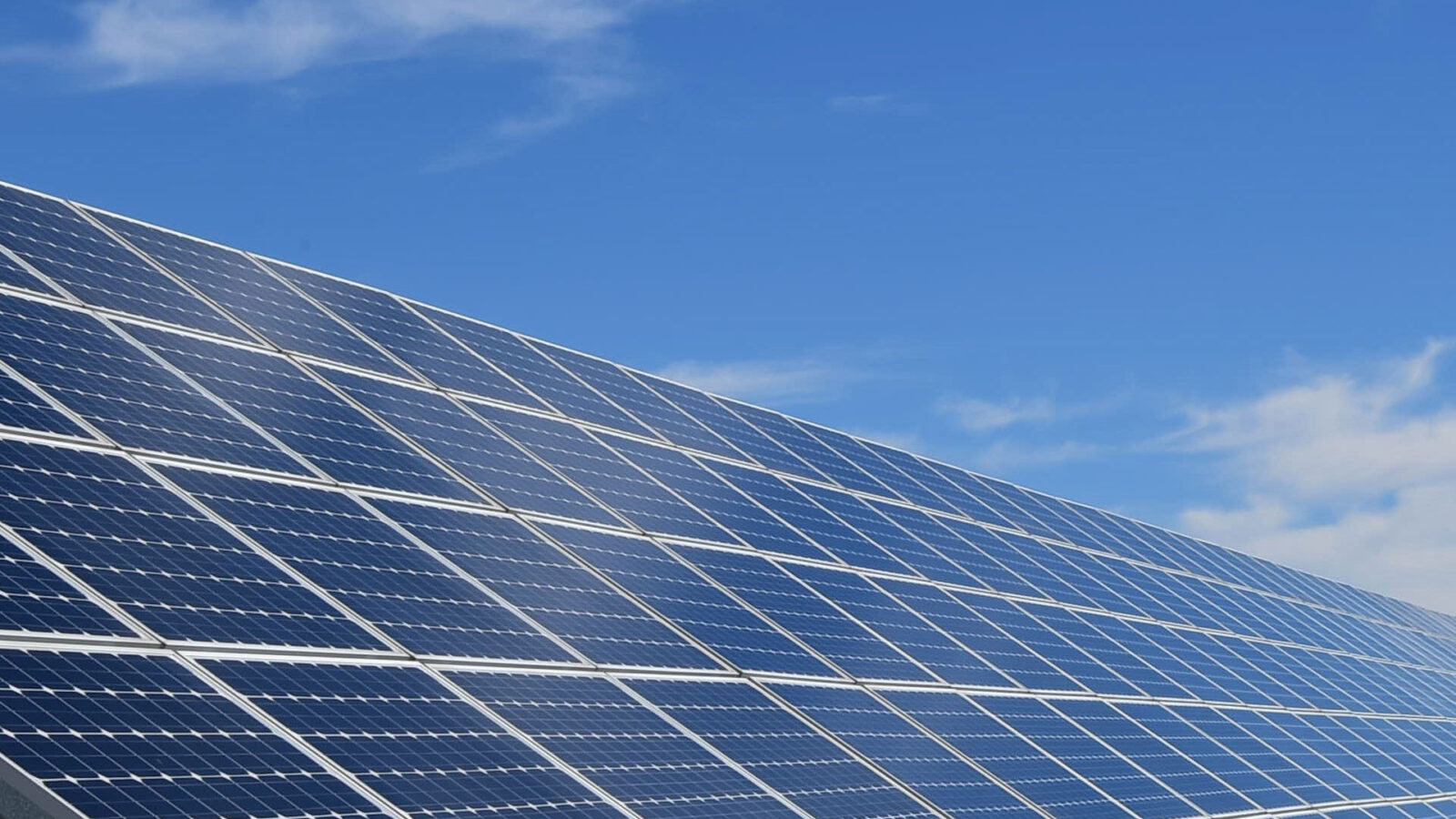 Panneaux solaire avec une vue bleu ciel