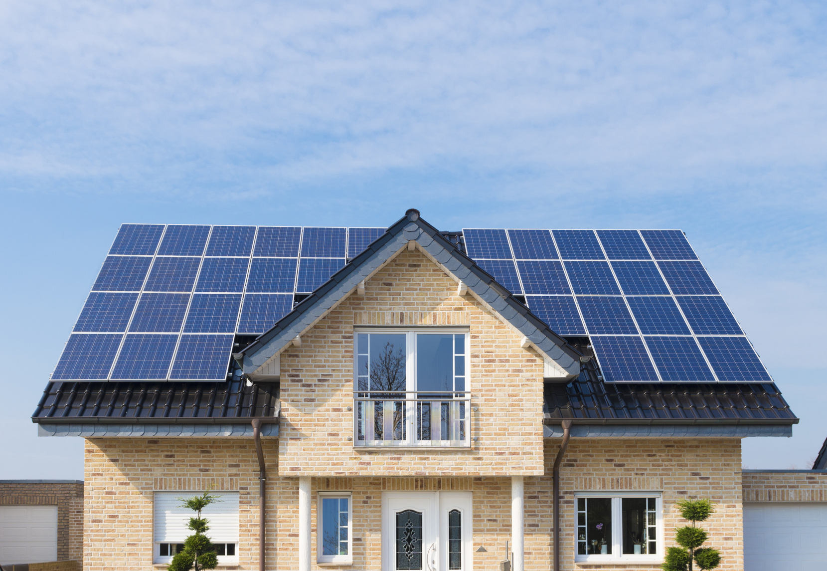 Champ panneaux photovoltaïque sur maison