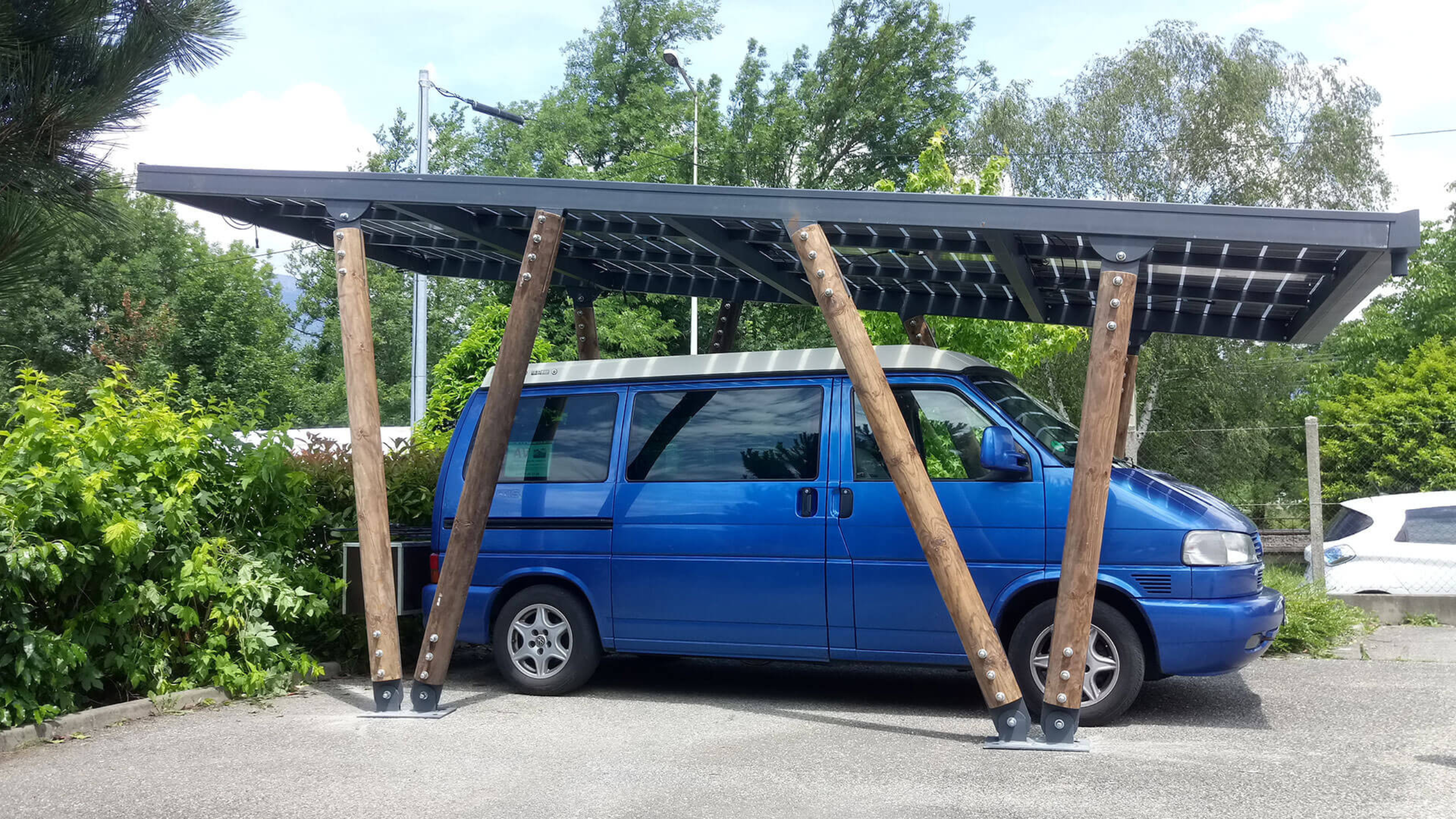 Carport photovoltaique avec camion