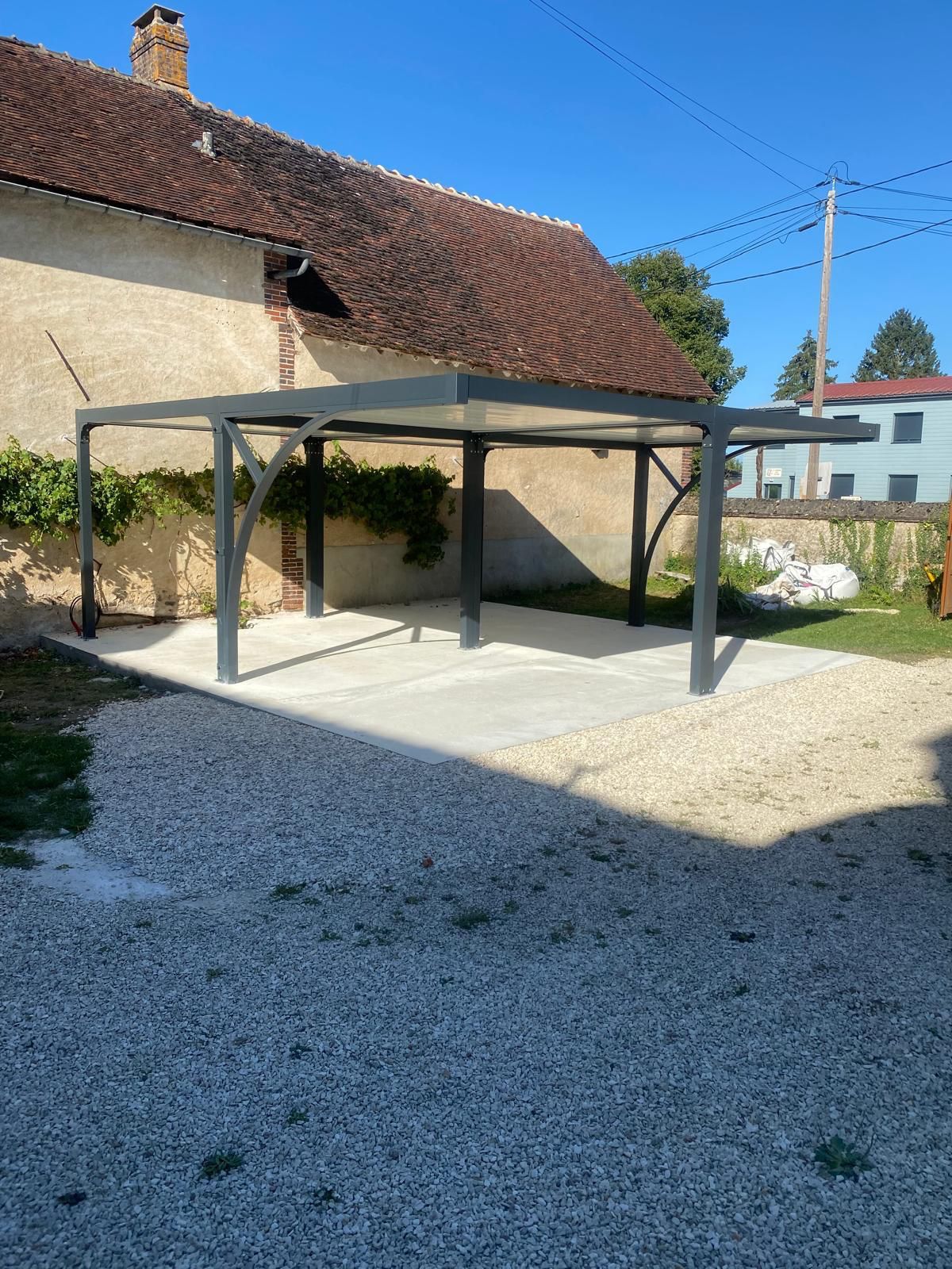 Vue de coté d'un carport photovoltaïque